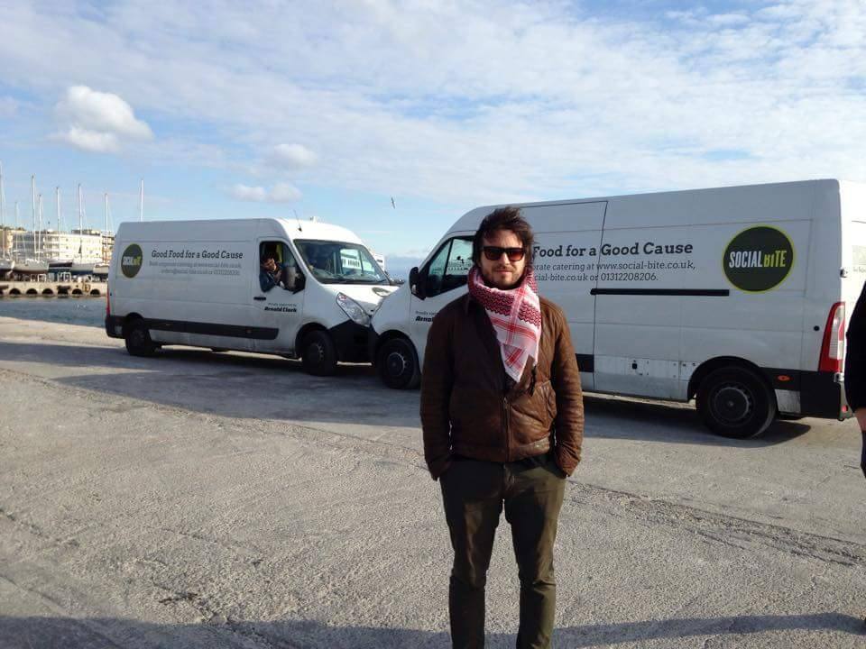 O dono do Social Bite, Josh Little John na viagem para alimentar refugiados