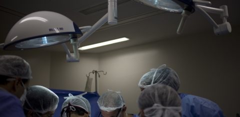 Embora a cirrose de Jorge tenha sido provocada pelo álcool, o dano ao fígado causado pela Hepatite C é o mesmo. O vírus invade o sangue e, aos poucos, vai substituindo as células hepáticas até o fígado se tornar cirrótico