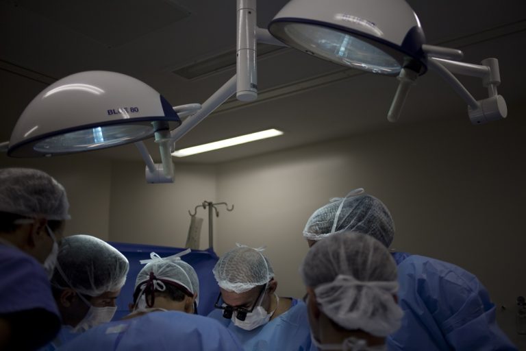 Embora a cirrose de Jorge tenha sido provocada pelo álcool, o dano ao fígado causado pela Hepatite C é o mesmo. O vírus invade o sangue e, aos poucos, vai substituindo as células hepáticas até o fígado se tornar cirrótico