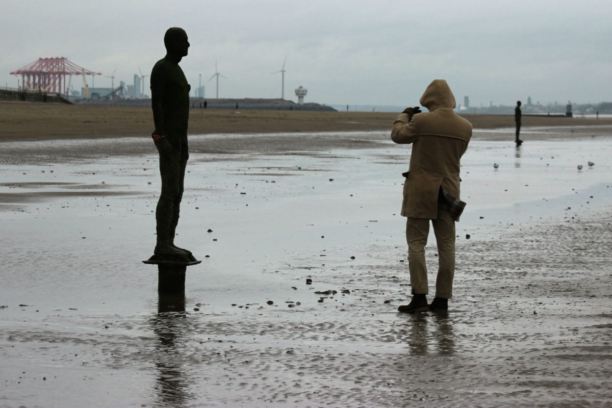 Atração da praia até em dias de chuva, um dos homens de ferro é fotografado