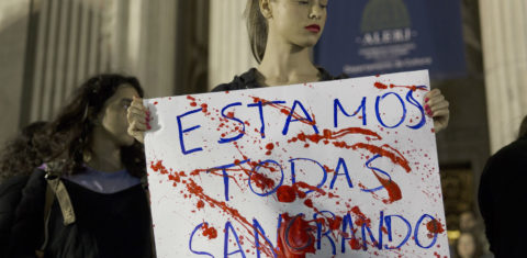 Jovem protesta em manifestação no Centro do Rio, no dia 28 de maio