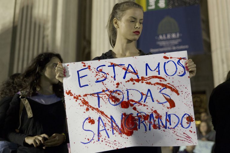 Jovem protesta em manifestação no Centro do Rio, no dia 28 de maio