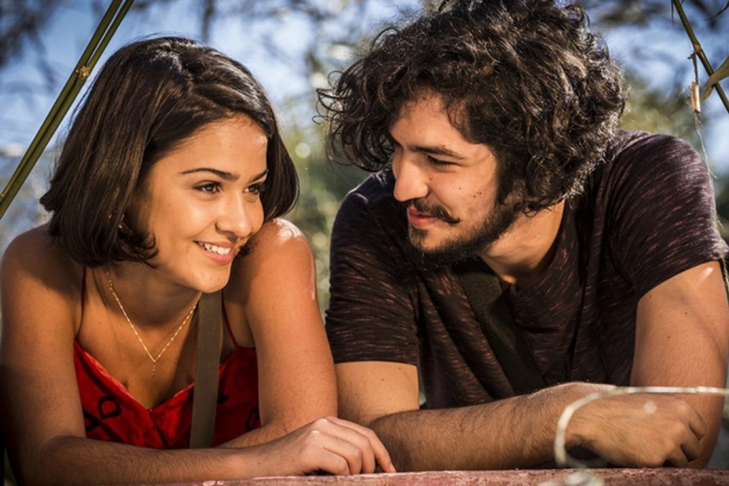 Giullia Buscacio e Gabriel Leone vivem Olívia e Miguel, um casal apaixonado por agricultura sustentável