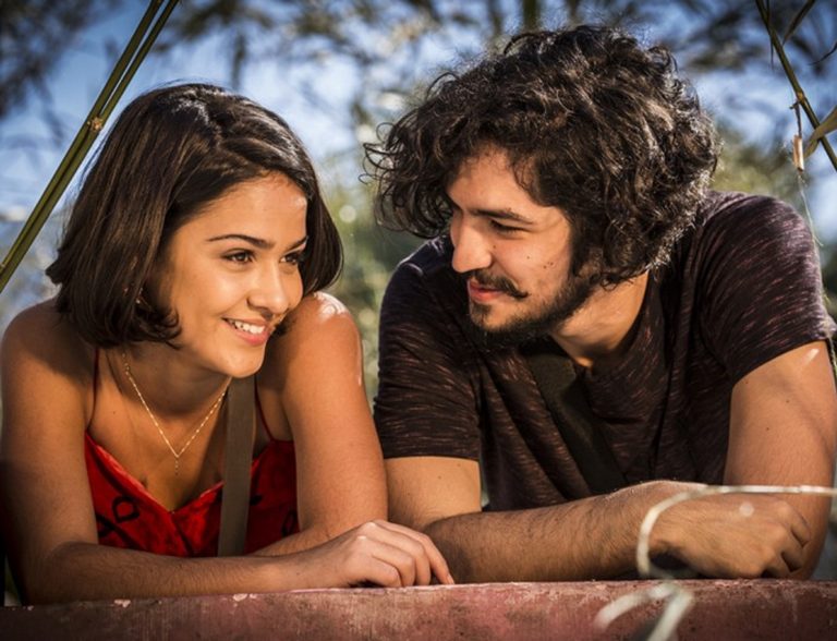 Giullia Buscacio e Gabriel Leone vivem Olívia e Miguel, um casal apaixonado por agricultura sustentável