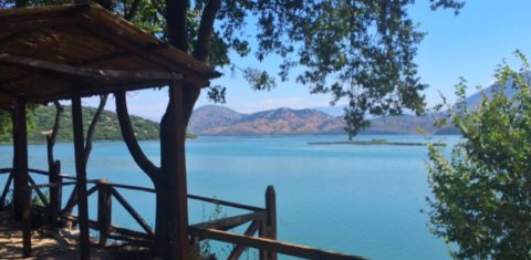 A cidade de Butrint, Patrimônio Mundial da Unesco, onde fica a praia mais famosa da região: Bora-Bora Beach