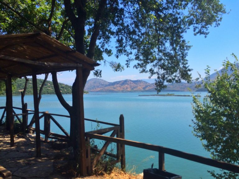 A cidade de Butrint, Patrimônio Mundial da Unesco, onde fica a praia mais famosa da região: Bora-Bora Beach