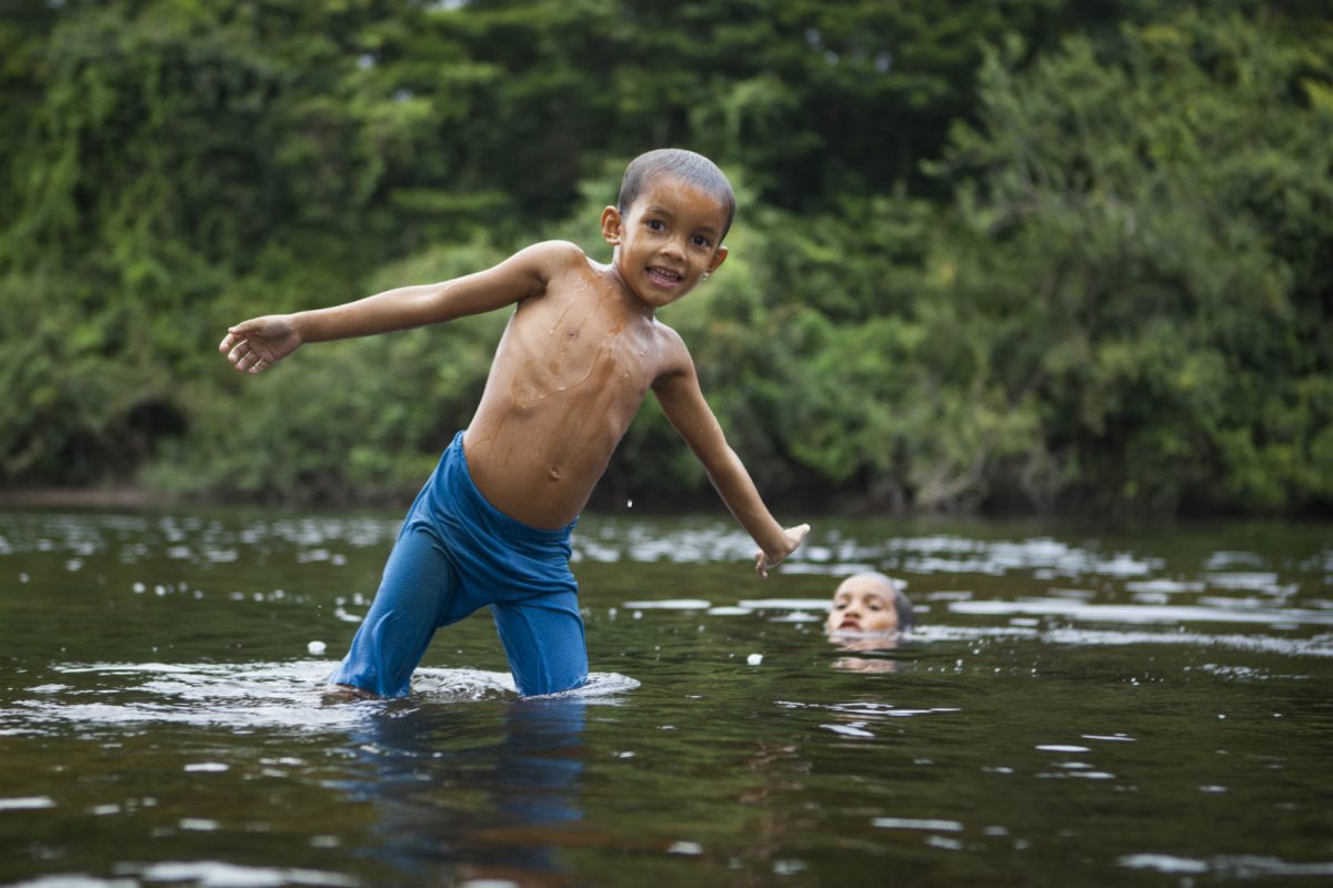 Menino brinca no rio Araguari: crianças precisam do contato com a natureza