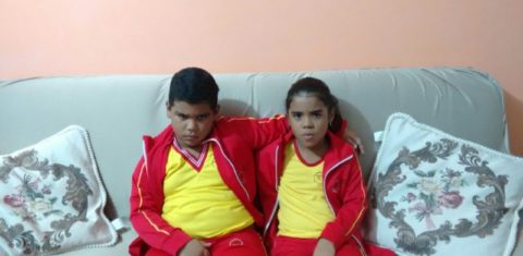 Quando brigam, o castigo dos gêmeos André e Andressa é ficar 15 minutos abraçados no sofá