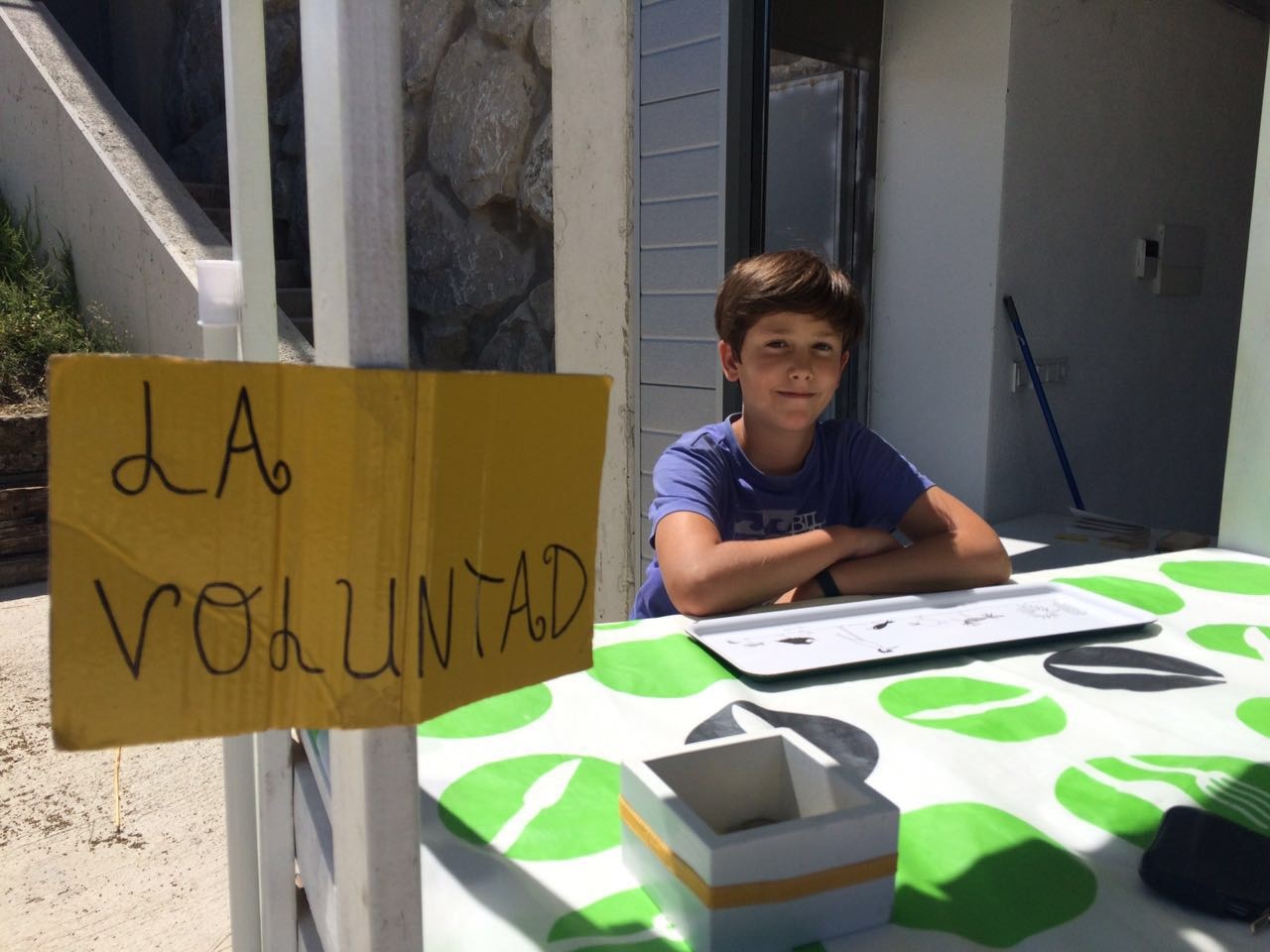 O jovem Nicollás, de 13 anos, que oferece limonada de graça para os peregrinos