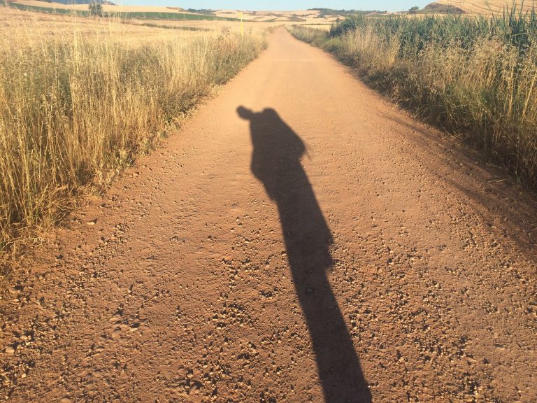 De manhã a sombra do corpo se estende à frente dos peregrinos por dez, vinte, trinta metros no chão