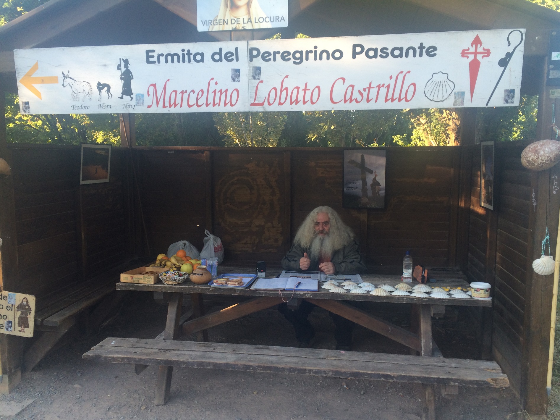 O espanhol Marcelino usa trajes medievais para oferecer bananas e laranjas aos peregrinos que deixam Logroño