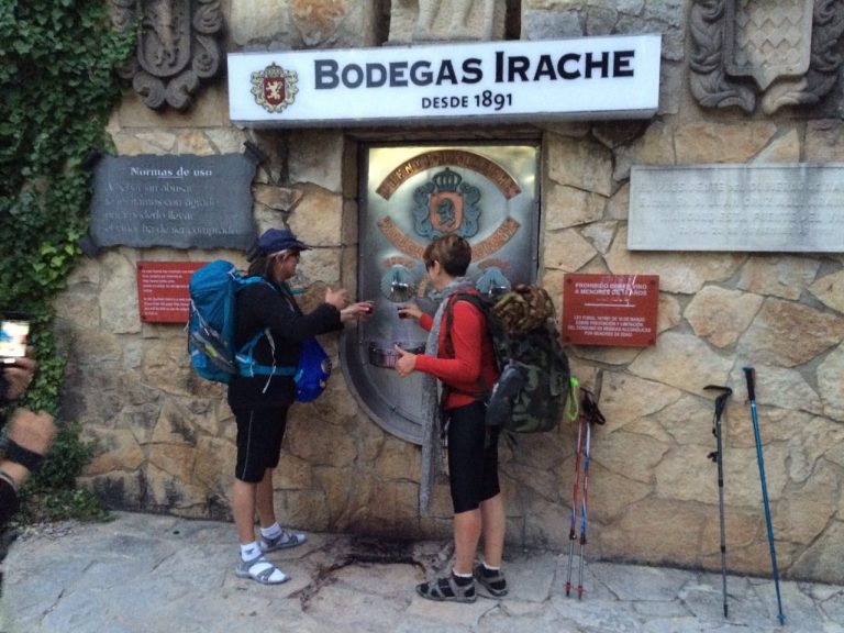 Em Irache, uma fonte eterna de vinho à disposição do peregrino, bem na beira da estrada