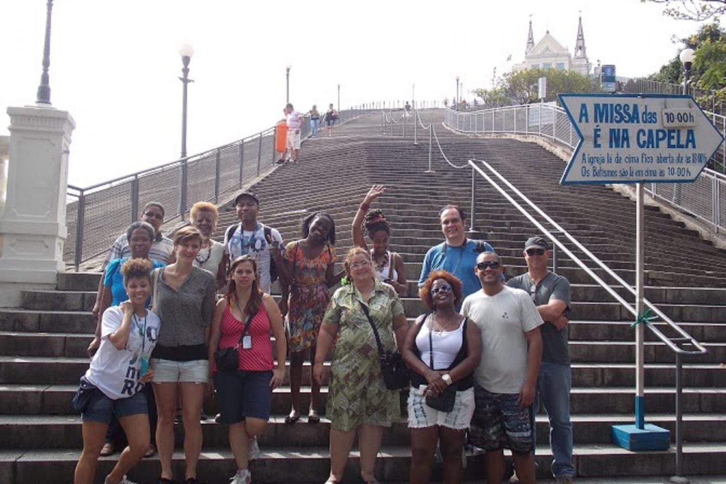 Grupo na escadaria da Igreja da Penha: belezas da Zona Norte