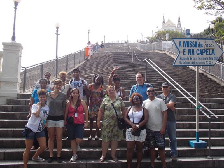 Grupo na escadaria da Igreja da Penha: belezas da Zona Norte