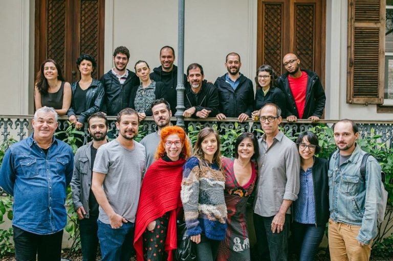 Artistas e Idealizadores do Hobra se reúnem em frente ao Reduto, espaço cultural em Botafogo, onde eles vão trocar experiências e farão a maior parte do trabalho