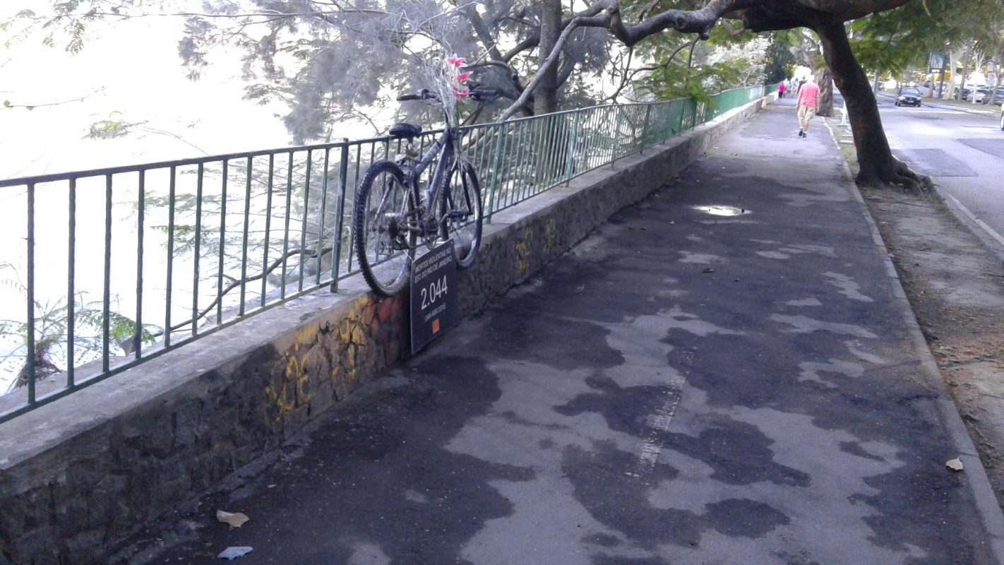 Apenas uma bicicleta e um cartaz que homenageiam o médico Jaime Gold, morto no ano passado, permanecem no local