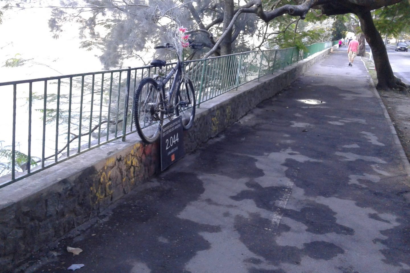 Apenas uma bicicleta e um cartaz que homenageiam o médico Jaime Gold, morto no ano passado, permanecem no local