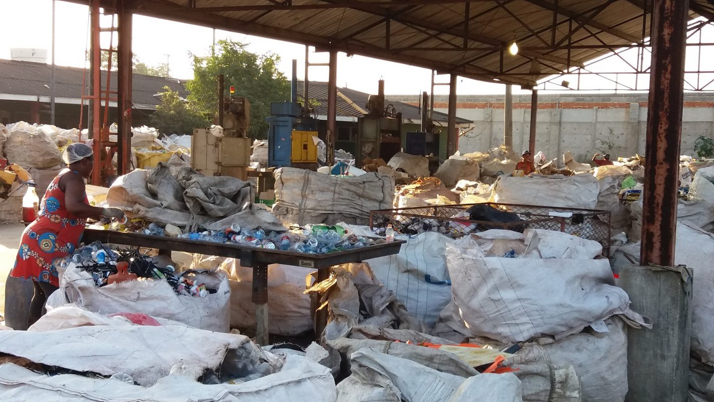 Centro de triagem de lixo da Associação dos Catadores do Aterro Metropolitano de Jardim Gramacho