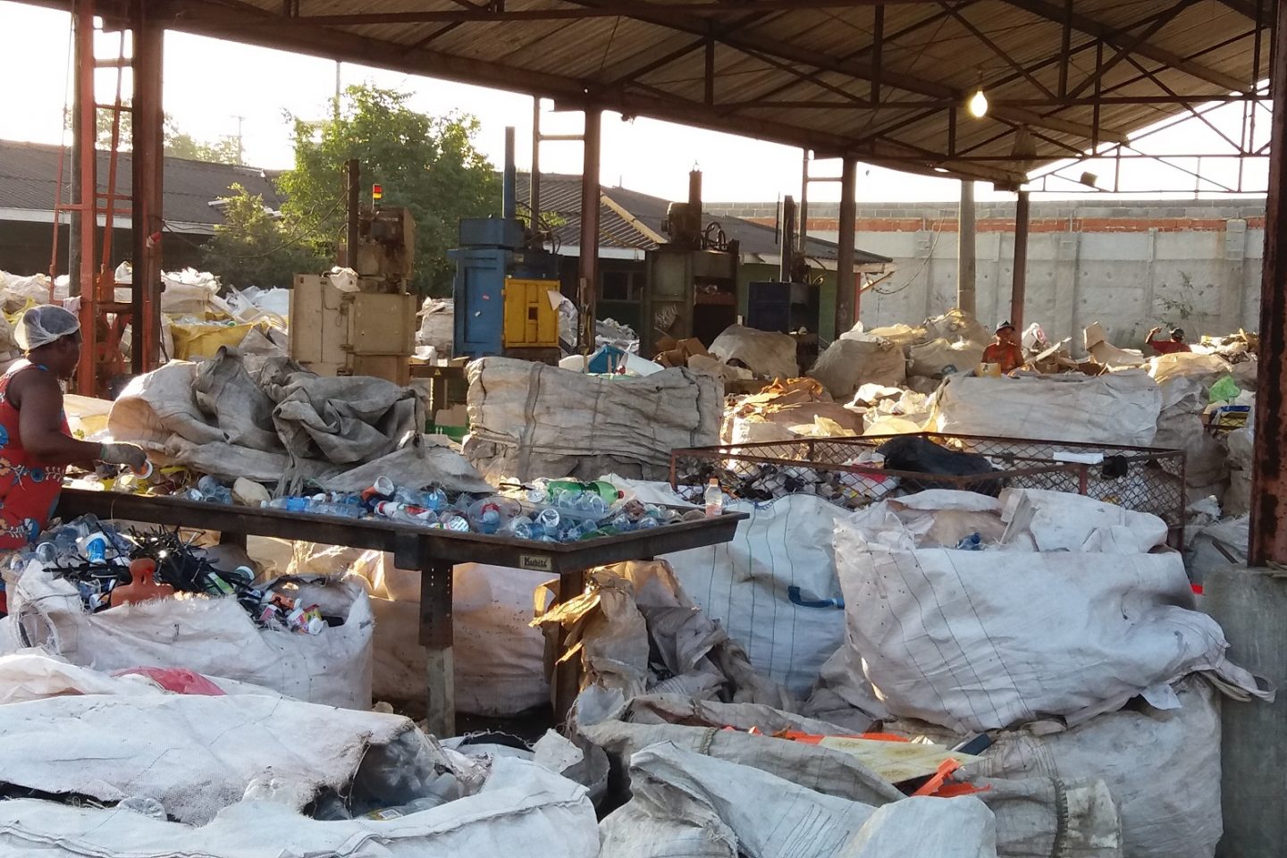 Centro de triagem de lixo da Associação dos Catadores do Aterro Metropolitano de Jardim Gramacho
