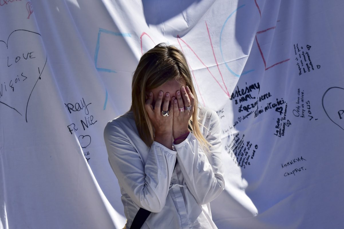 Uma mulher chora em frente ao memorial pelas vítimas do atentado que matou 84 pessoas esta semana, em NIce, no sul da França