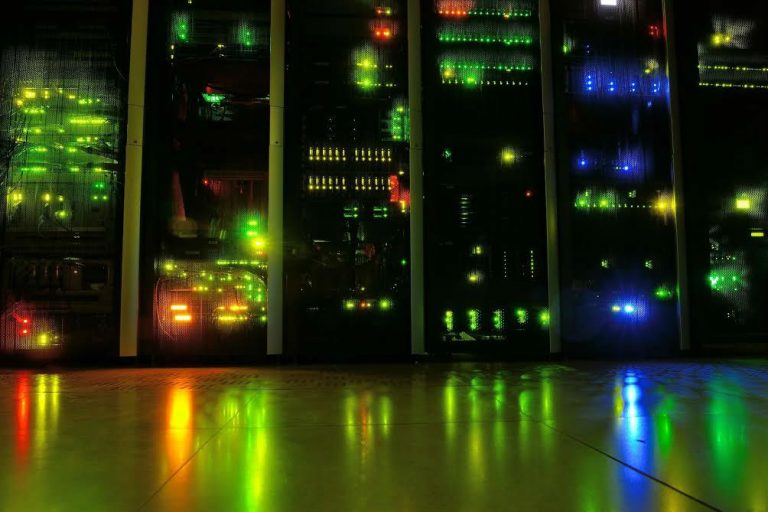 Datacenter com inúmeros servidores: nos últimos tempos, indústria vem se adaptando à nova realidade virtual