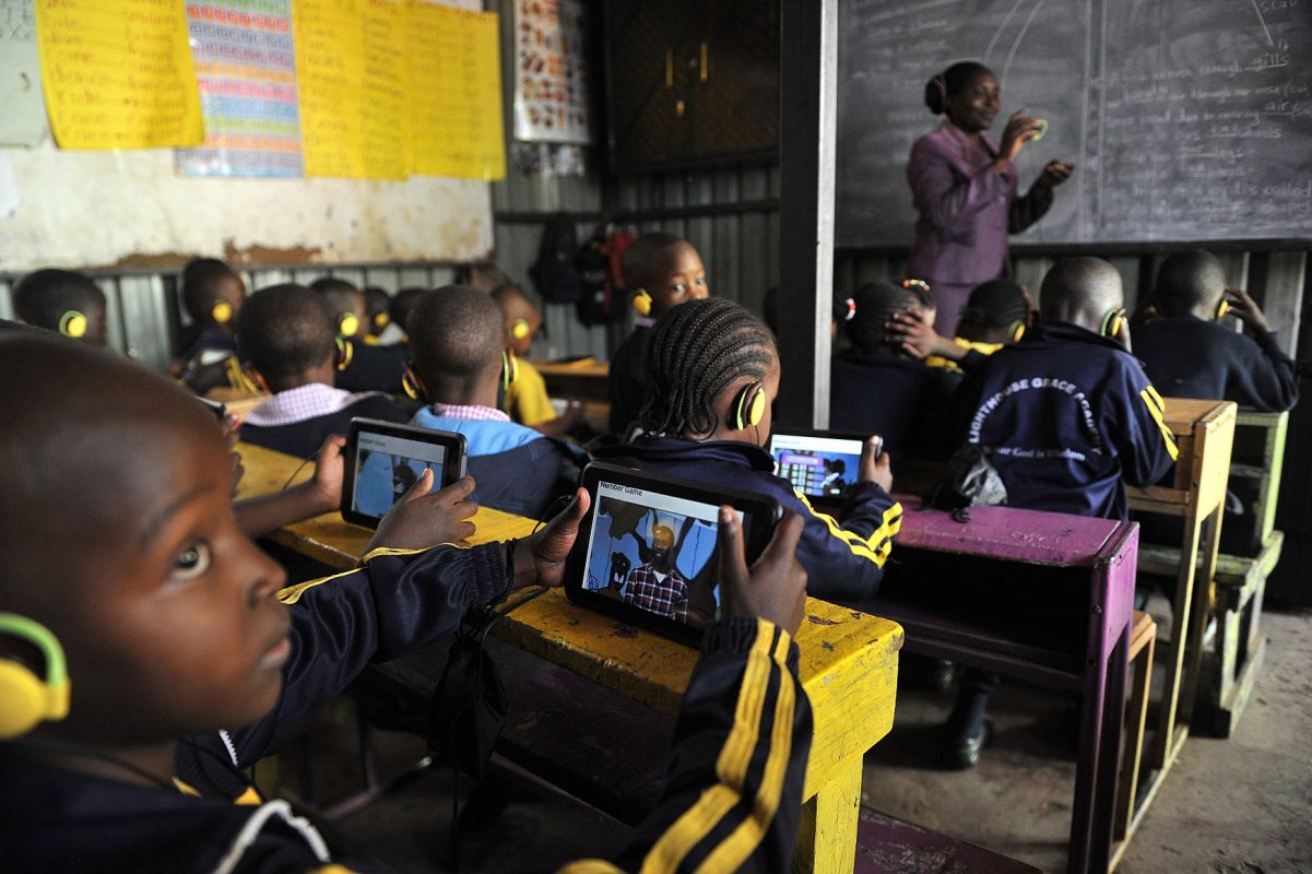 Crianças numa escola de Nairóbi, no Quênia, usam um modelo de tablet criado por uma empresa local