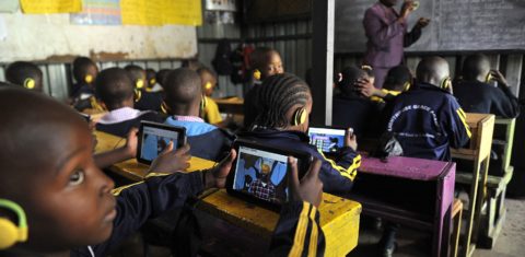 Crianças numa escola de Nairóbi, no Quênia, usam um modelo de tablet criado por uma empresa local