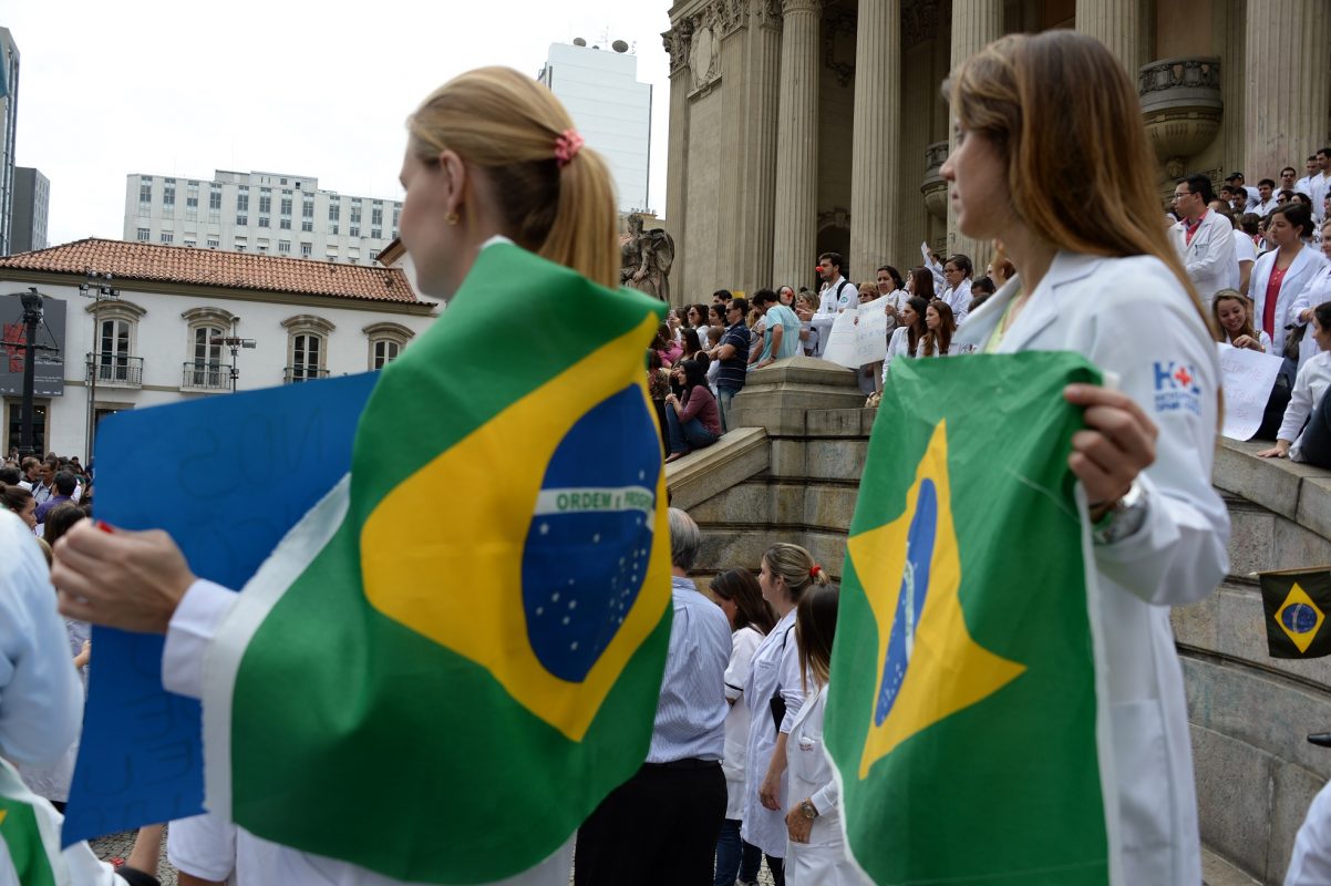 Médicos protestam nas escadarias da Assembleia Legislativa do Rio contra a falta de recursos para o setor