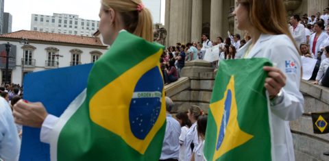 Médicos protestam nas escadarias da Assembleia Legislativa do Rio contra a falta de recursos para o setor