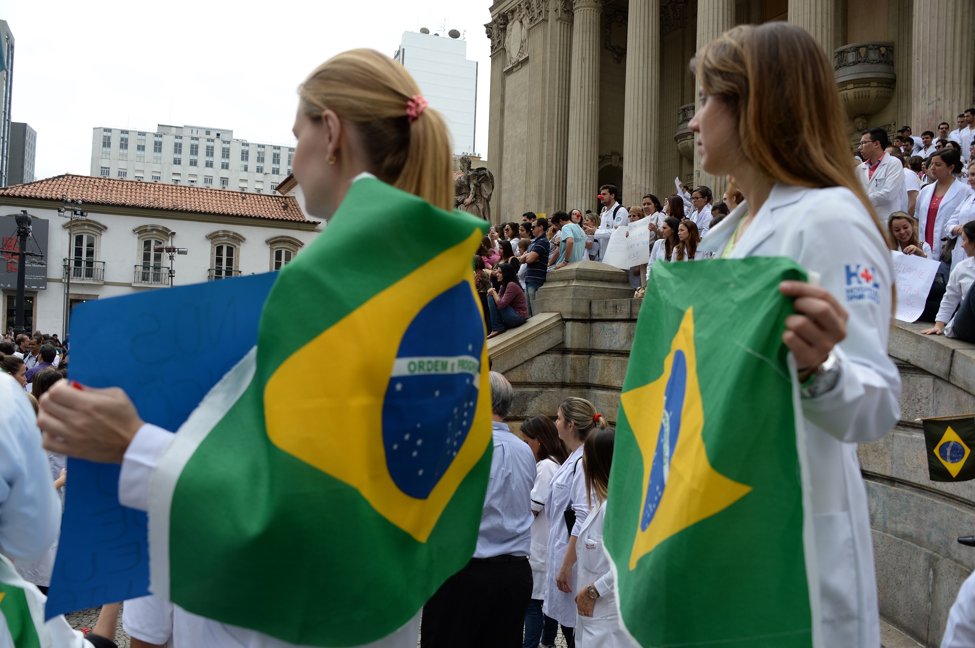 Profissionais de saúde protestam nas escadarias da Assembleia Legislativa do Rio contra a falta de recursos no setor