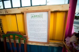 Cartaz afixado nos abrigos reciclados de Aracaju, em Sergipe
