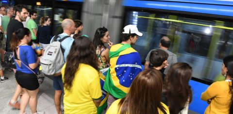 A linha 4 do metrô, que atende aos torcedores que vão para as competições na Barra, para de funcionar à 1h