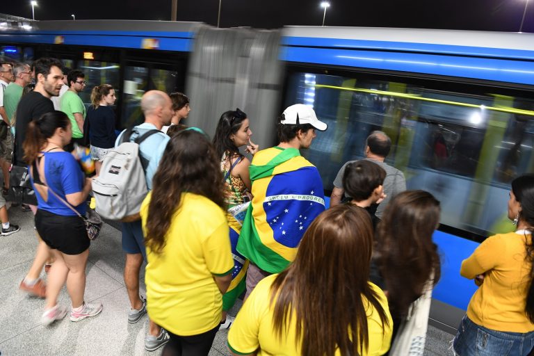 A linha 4 do metrô, que atende aos torcedores que vão para as competições na Barra, para de funcionar à 1h