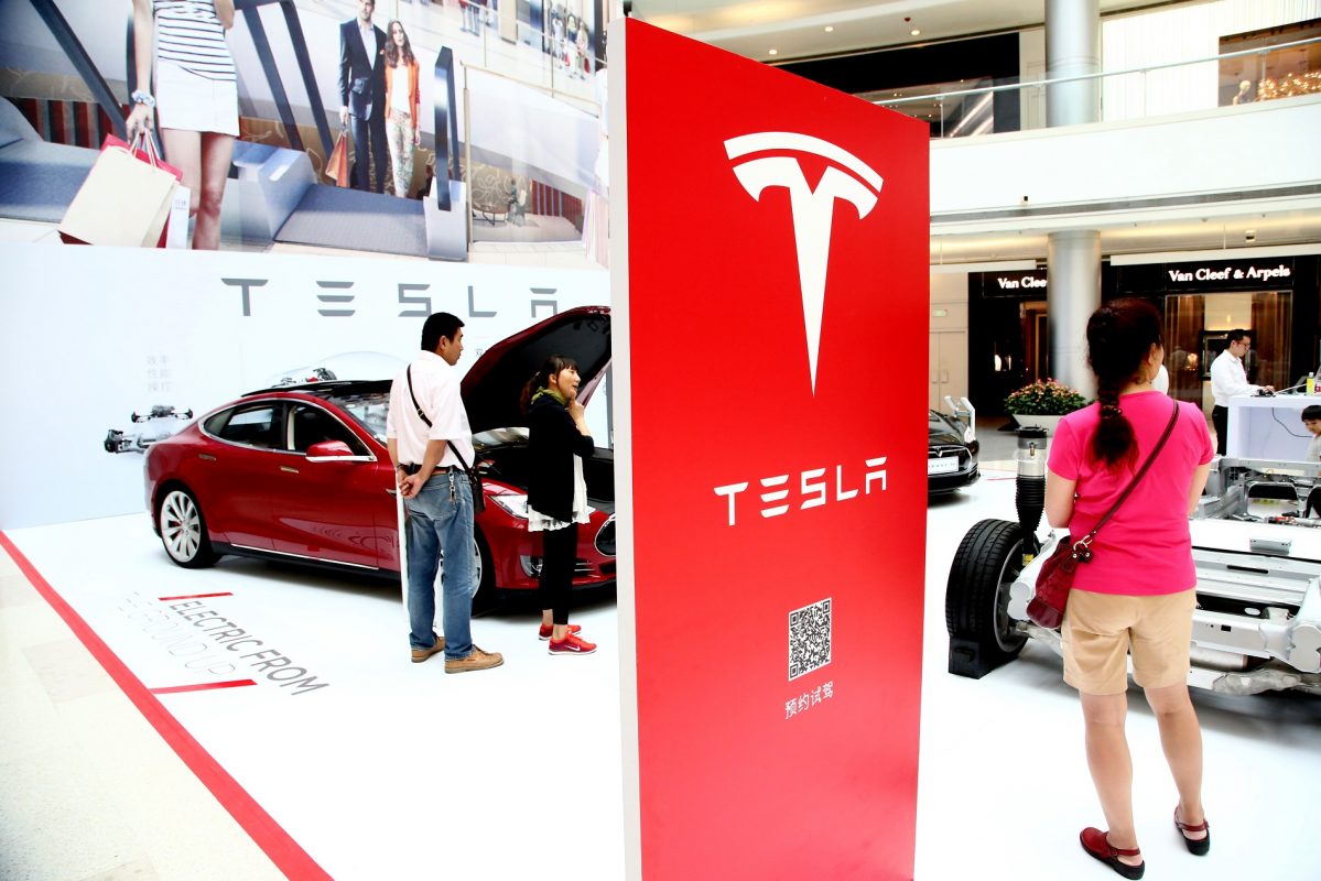 A Tesla, único fabricante americano de automóveis exclusivamente elétricos, também vem acelerando seus processos. Foto de Zhou Junxiang/Imaginechina