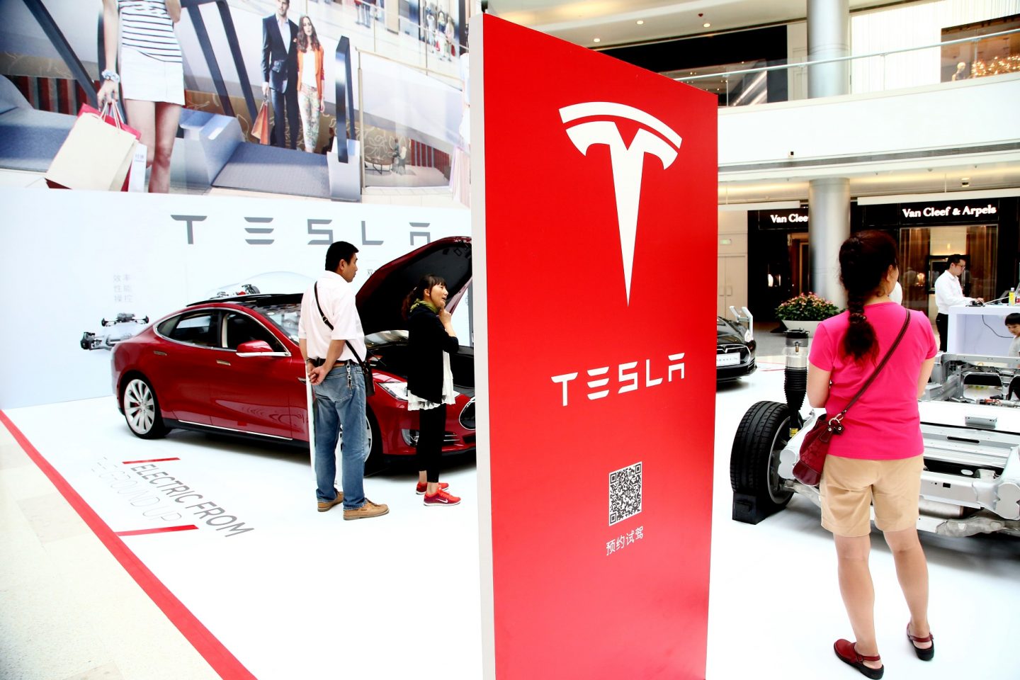 A Tesla, único fabricante americano de automóveis exclusivamente elétricos, também vem acelerando seus processos. Foto de Zhou Junxiang/Imaginechina
