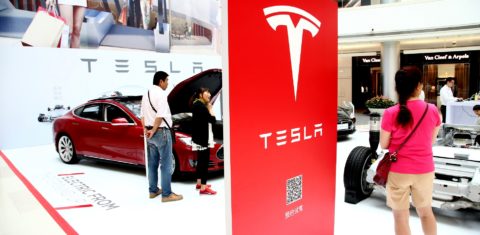 A Tesla, único fabricante americano de automóveis exclusivamente elétricos, também vem acelerando seus processos. Foto de Zhou Junxiang/Imaginechina