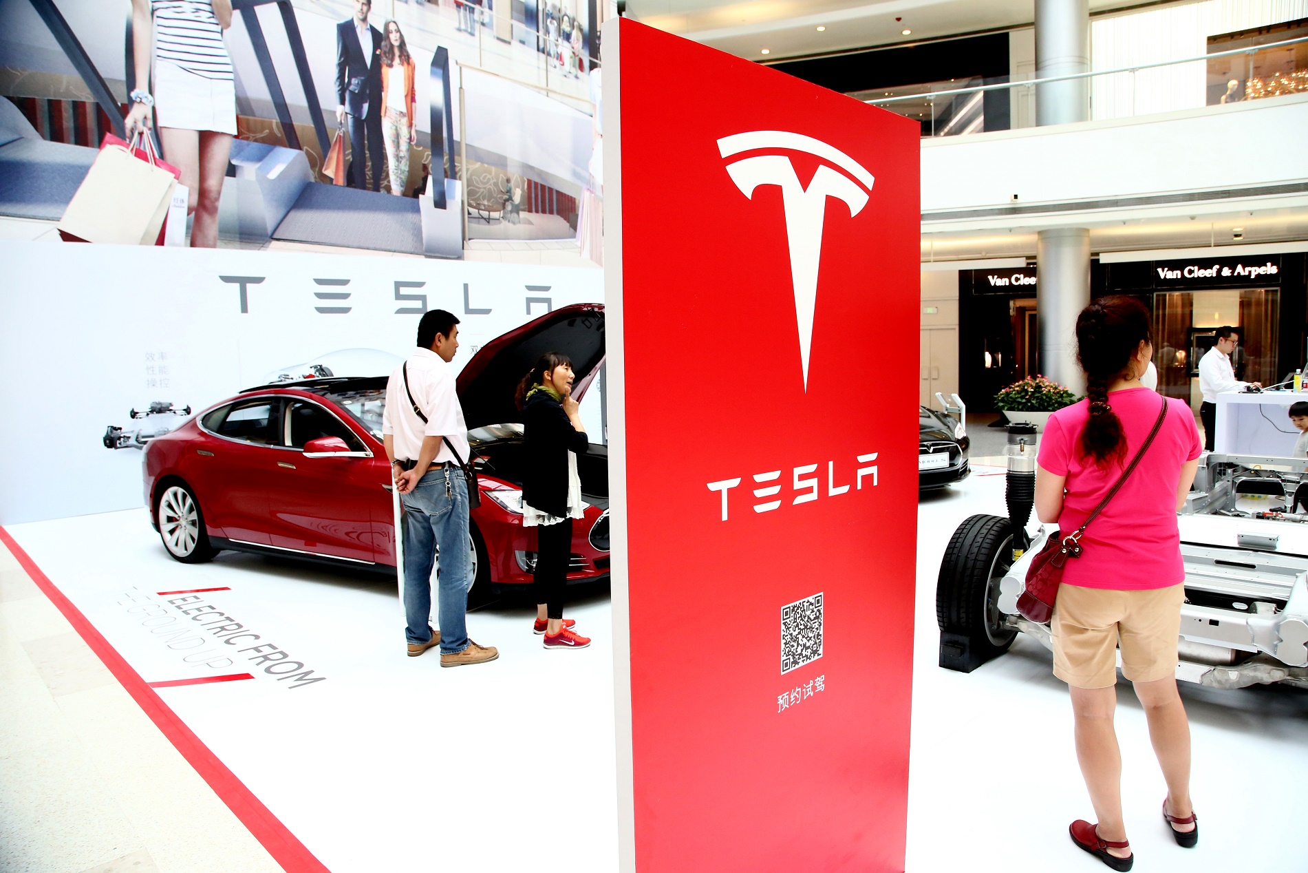 A Tesla, único fabricante americano de automóveis exclusivamente elétricos, também vem acelerando seus processos. Foto de Zhou Junxiang/Imaginechina