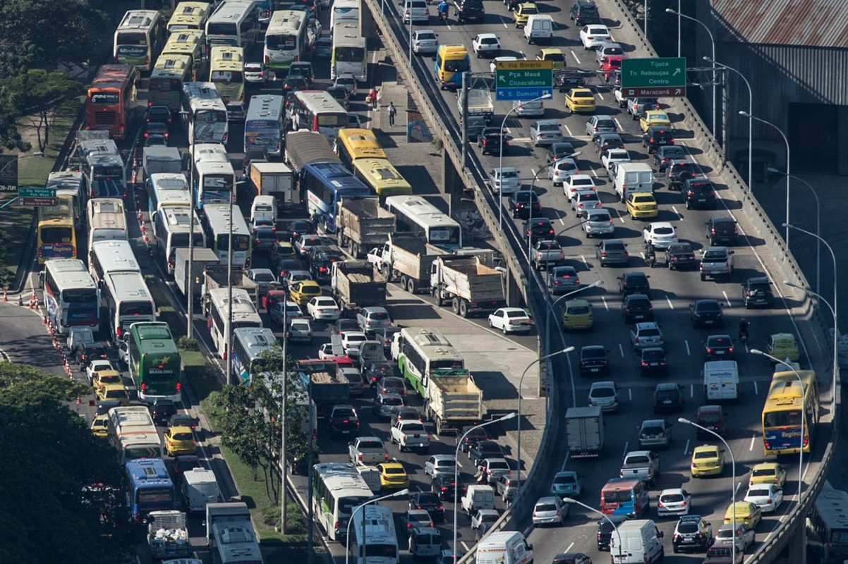 Engarrafamento no Rio: cidades precisam ser repensadas na lógica da mobilidade. Foto de Yasuyoshi Chiba (AFP)