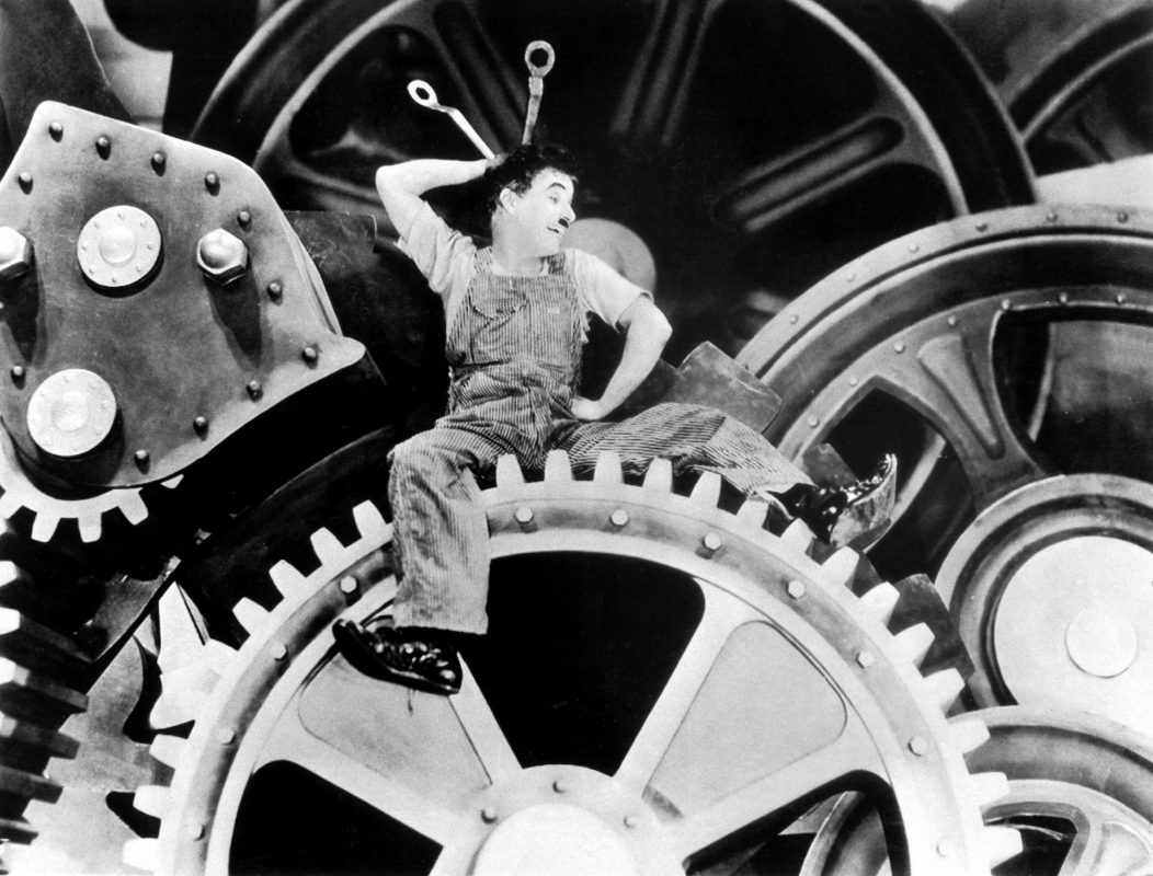 O clássico Tempos Modernos, de Charlie Chaplin, é de 1936, mas os dramas no ambiente de trabalho continuam e se agravaram ao longo do tempo. Foto DPA
