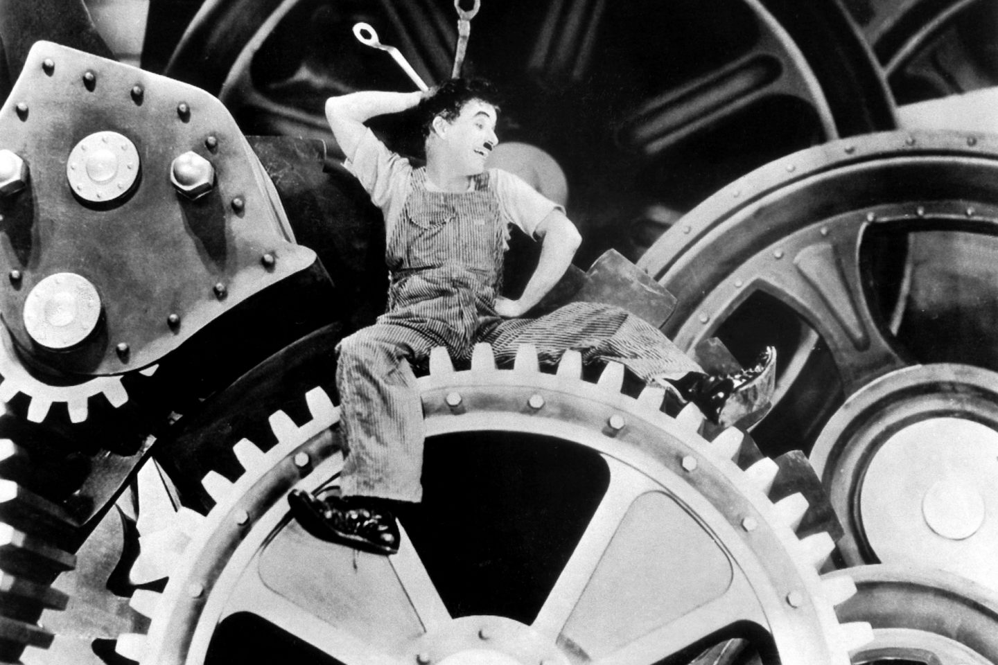 O clássico Tempos Modernos, de Charlie Chaplin, é de 1936, mas os dramas no ambiente de trabalho continuam e se agravaram ao longo do tempo. Foto DPA