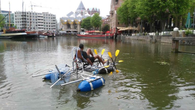Ivan Henriques e seu pedalinho andando nos rios na Holanda |Foto de Divulgação
