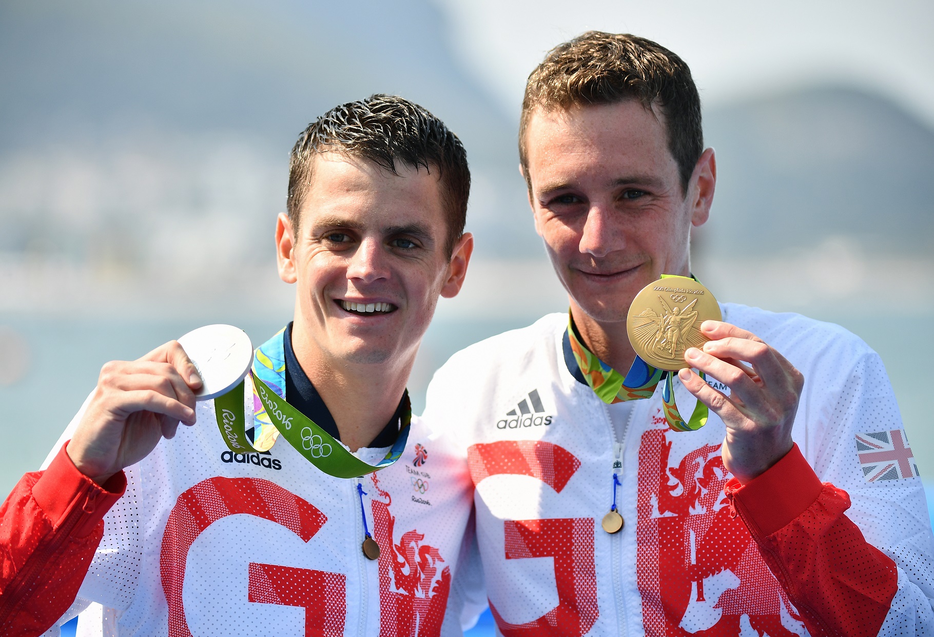 Os irmãos britânicos Alistair Brownlee e Jonathan Brownlee ficaram com o ouro e a prata no triatlo. Foto de Leon NEAL/ AFP