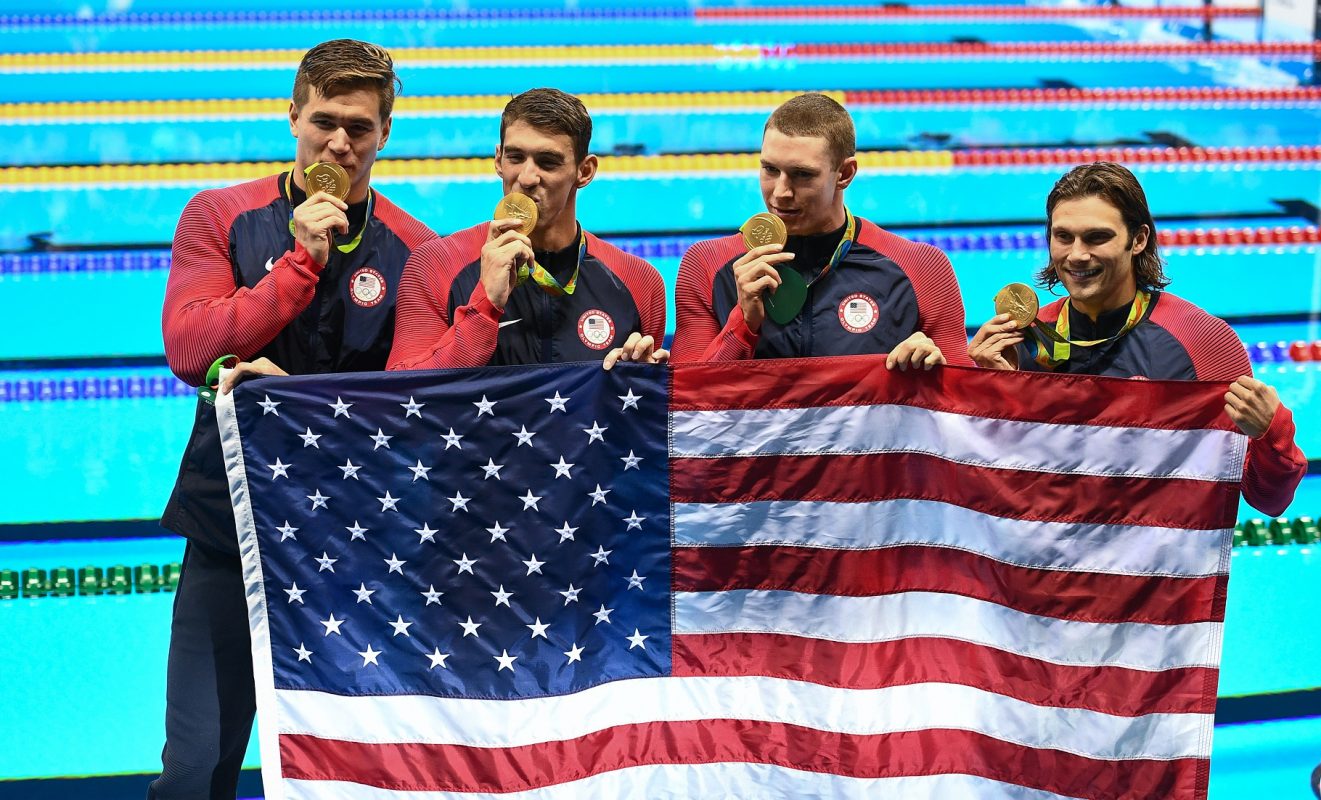 Nathan Adrian, Michael Phelps, Ryan Murphy e Cody Miller, recebem as medalhas de ouro do 4 x 100. O hino americano foi tocado 46 vezes na Rio 2016. Foto de Alexander Vilf/Sputnik