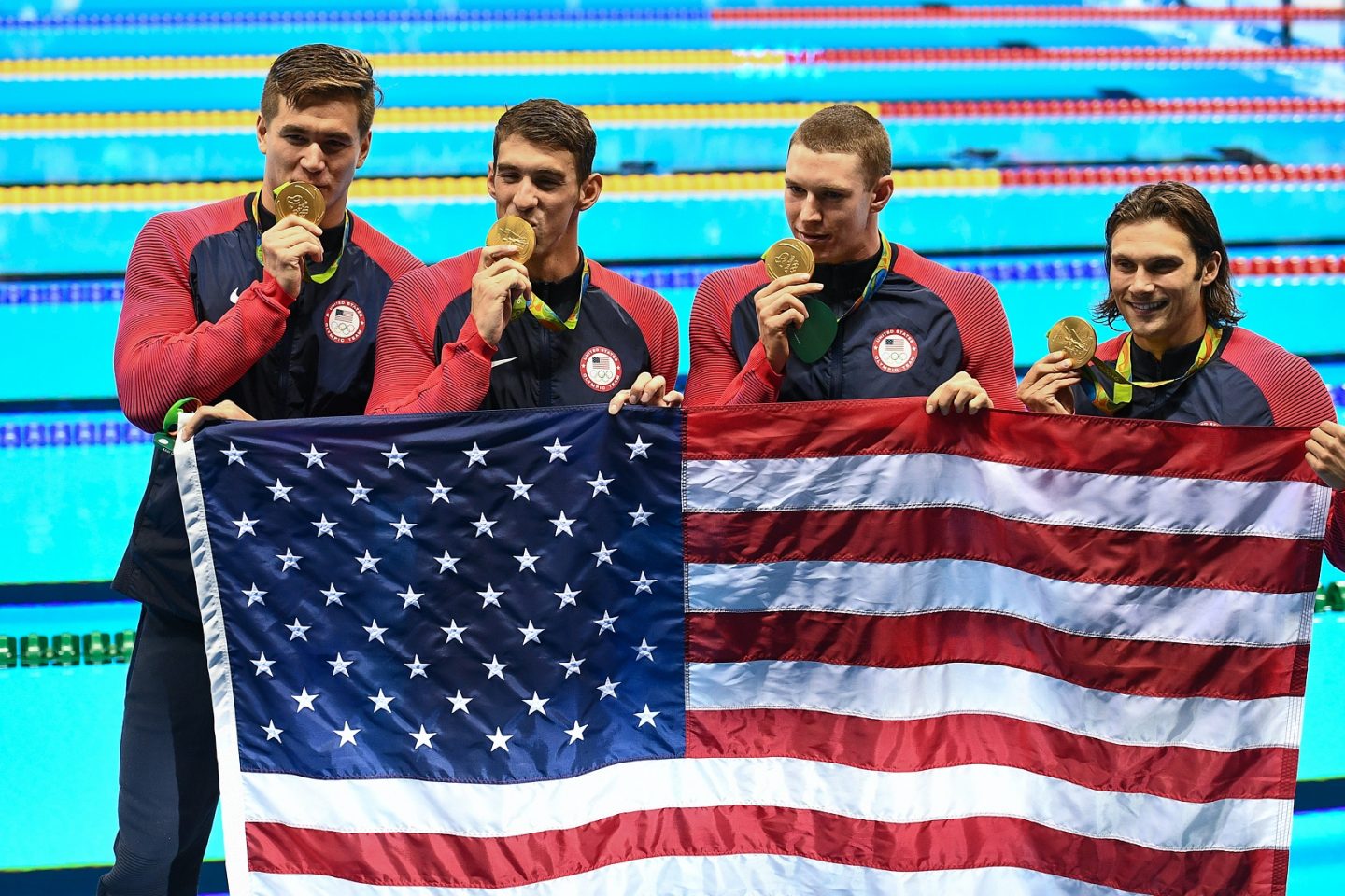 Nathan Adrian, Michael Phelps, Ryan Murphy e Cody Miller, recebem as medalhas de ouro do 4 x 100. O hino americano foi tocado 46 vezes na Rio 2016. Foto de Alexander Vilf/Sputnik