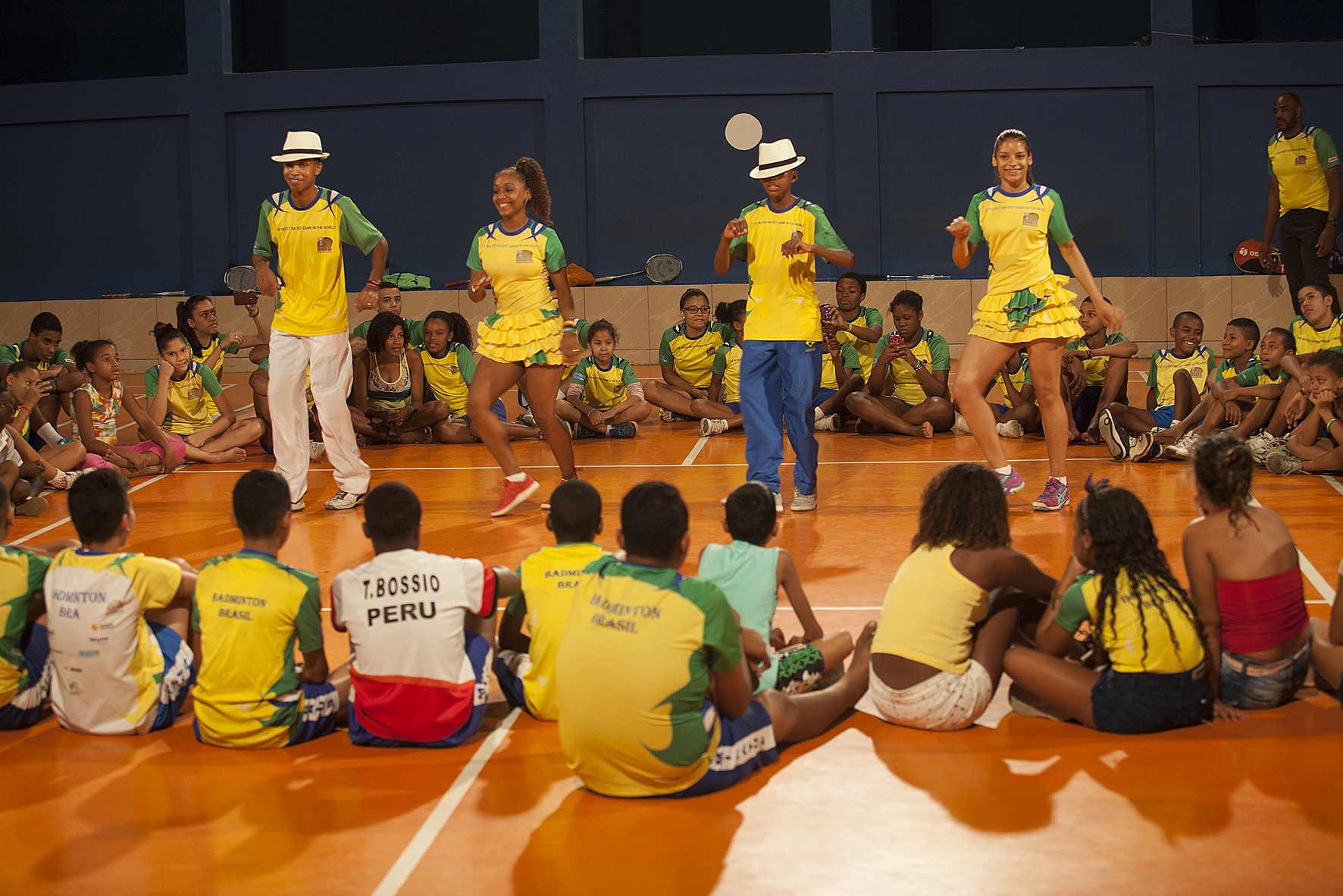 Na Chacrinha, os passos de samba ajudam no treinamento do badminton