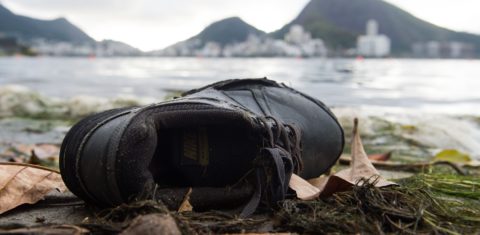 O lixo nas margens da Lagoa Rodrigo de Freitas mostra que nem tudo é festa na cidade