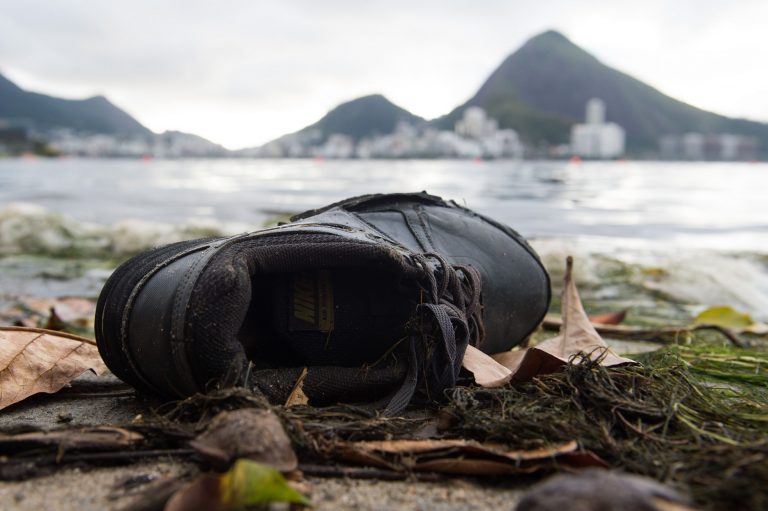 O lixo nas margens da Lagoa Rodrigo de Freitas mostra que nem tudo é festa na cidade