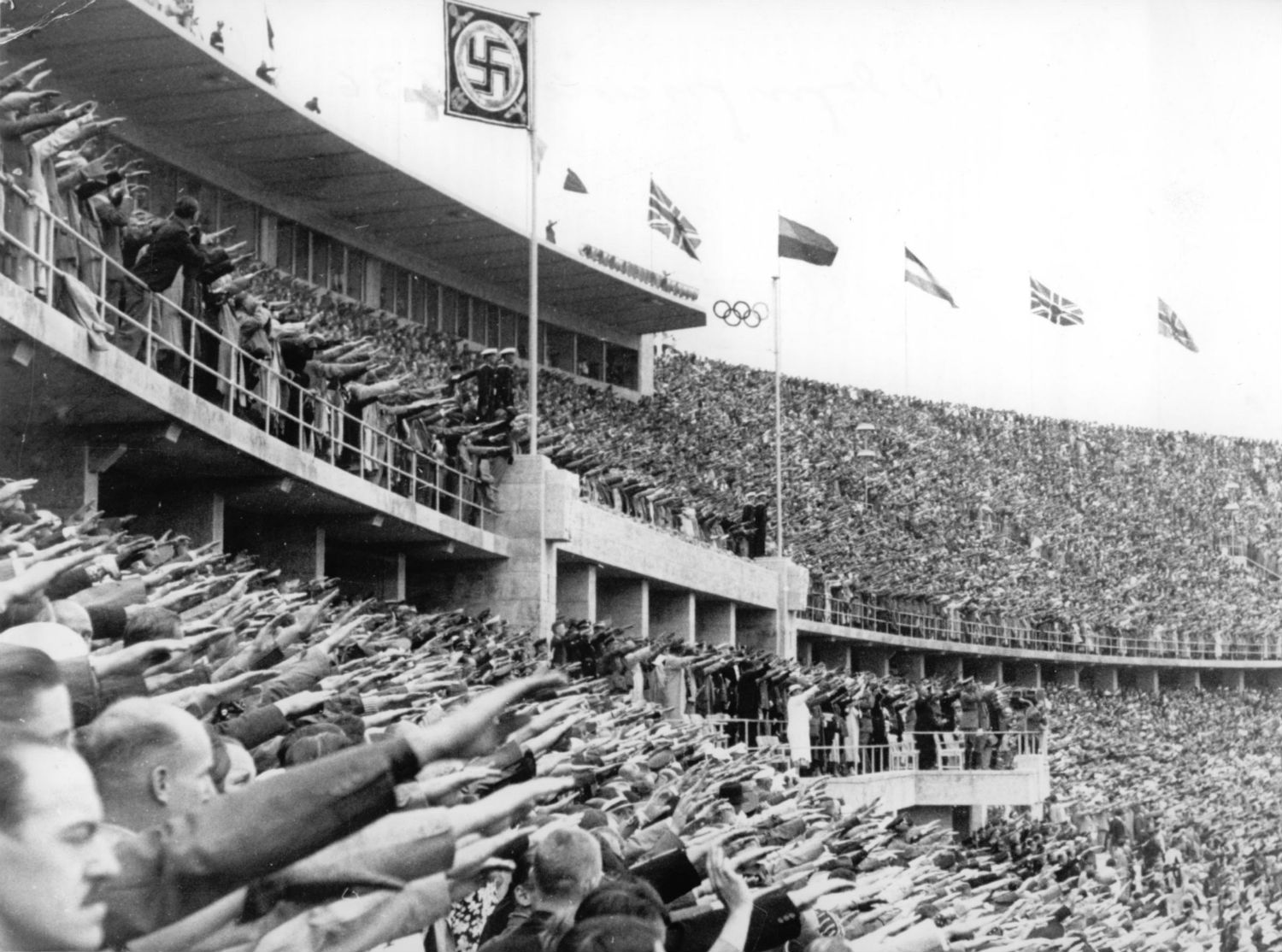 Na cerimônia de abertura de Berlim 1936, a saudação nazista do público com a presença de Hitler