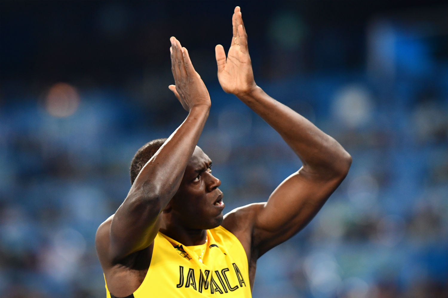 Usain Bolt comemora na pista após conquistar mais uma de suas 9 medalhas olímpicas da carreira no Rio (Foto Franck Fipe/AFP)