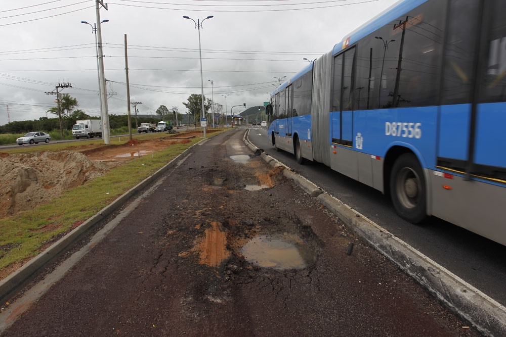 Buraco na pista do BTR em Guaratiba, recém inaugurada